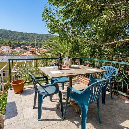 Lovely Apartment In Veli Losinj With Kitchen Kültér fotó