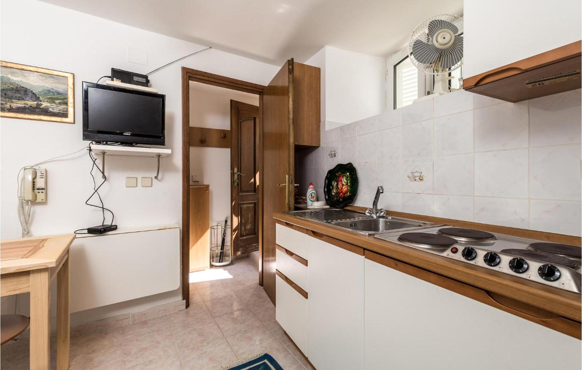Lovely Apartment In Veli Losinj With Kitchen Kültér fotó