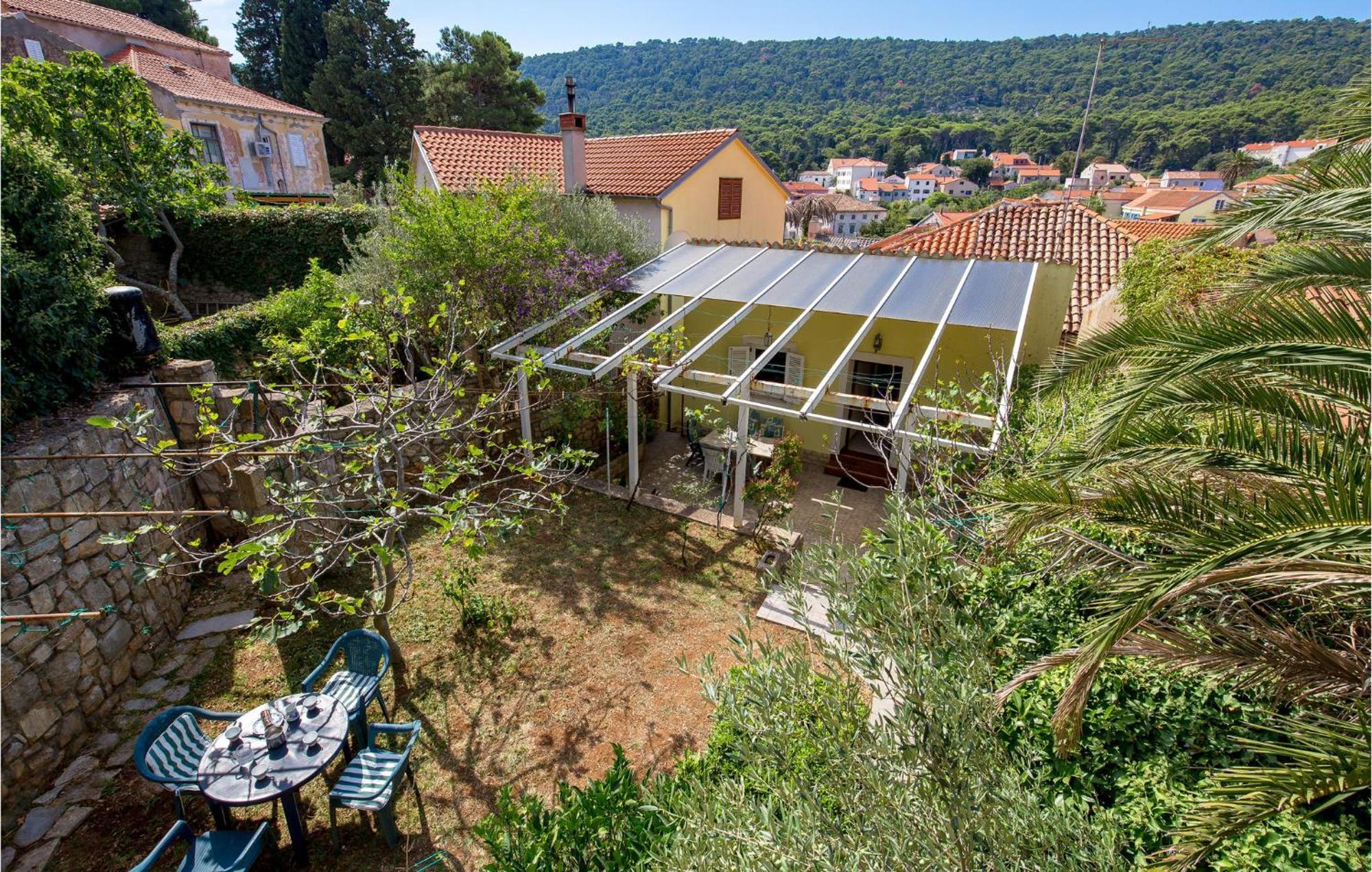 Lovely Apartment In Veli Losinj With Kitchen Kültér fotó