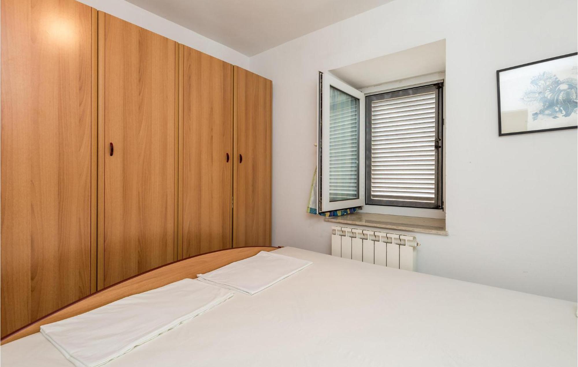 Lovely Apartment In Veli Losinj With Kitchen Kültér fotó