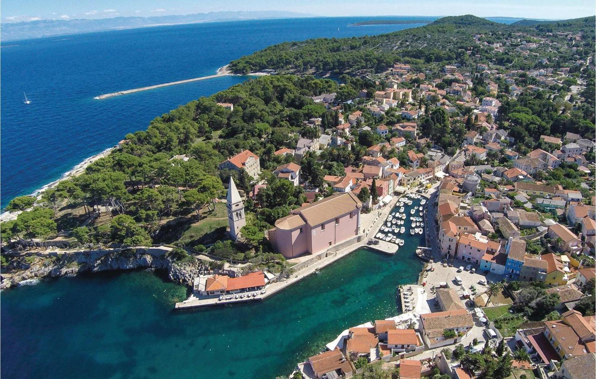 Lovely Apartment In Veli Losinj With Kitchen Kültér fotó