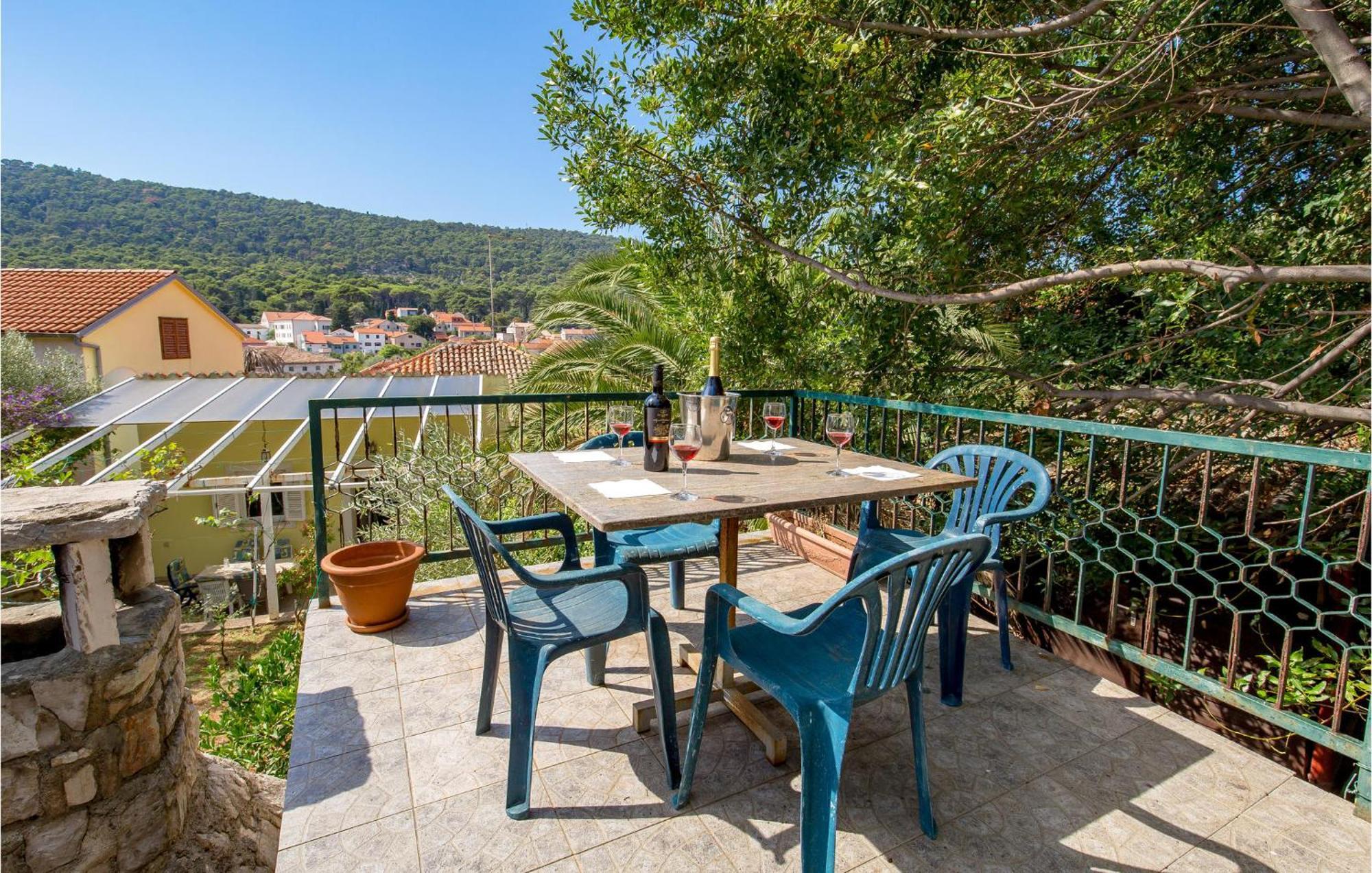 Lovely Apartment In Veli Losinj With Kitchen Kültér fotó