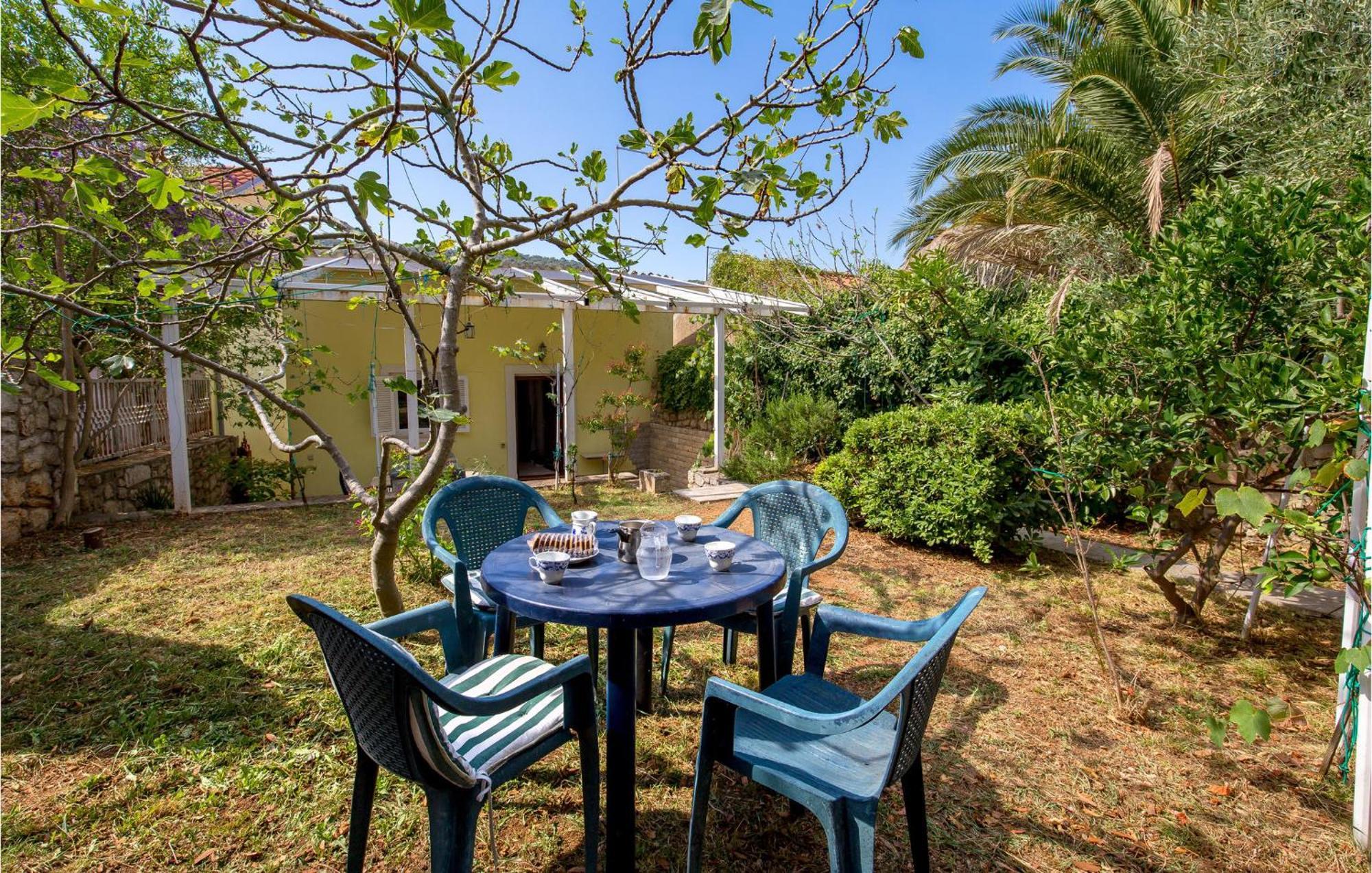 Lovely Apartment In Veli Losinj With Kitchen Kültér fotó
