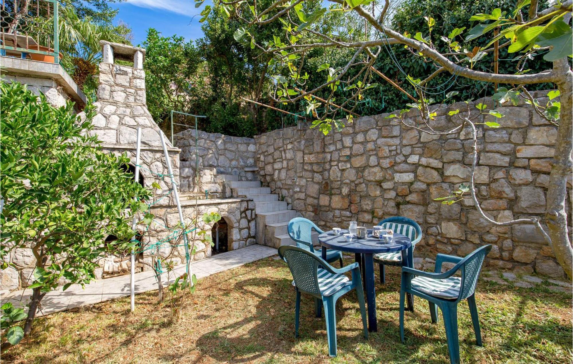 Lovely Apartment In Veli Losinj With Kitchen Kültér fotó
